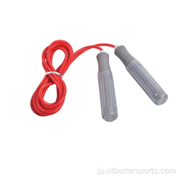 スポーツの柔らかいプラスチックロープをスキップする長い重スピード